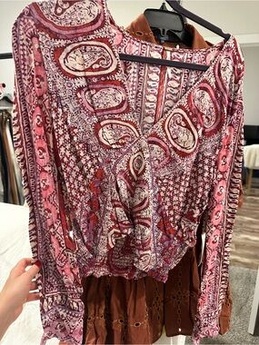 Women’s NWT FREE PEOPLE Pink Paisley V-Neck Blouse